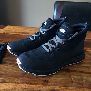 Woman’s The North Face Boot Sneaker